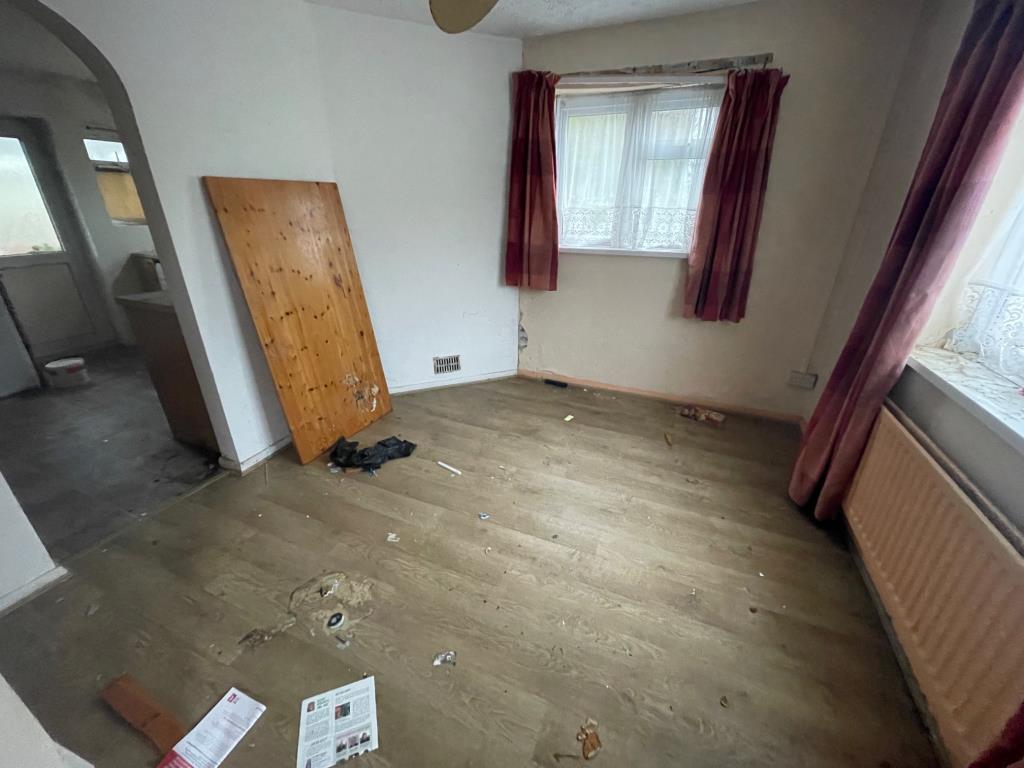 Lot: 35 - THREE-BEDROOM SEMI-DETACHED HOUSE IN POPULAR LOCATION - Dining room